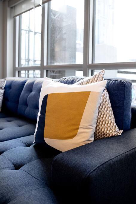Chic 1-Br Condo; Parking Included; Downtown Core Toronto Exterior foto